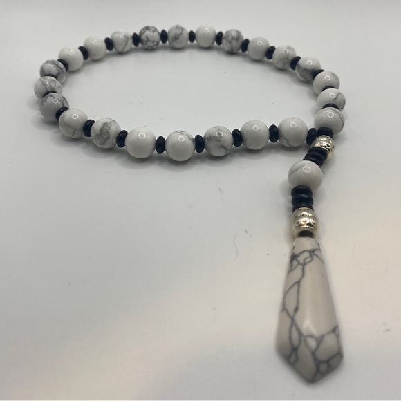 Gift Set- ‘Apres Ski’- Howlite anxiety beads and scented candle - Picture 2 of 7